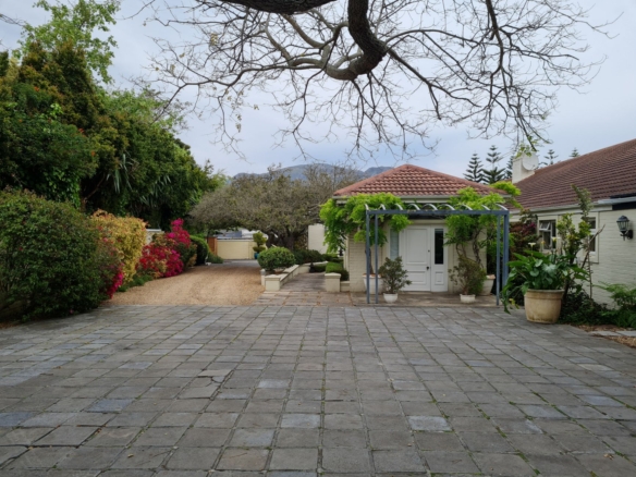 Cam, Constantia