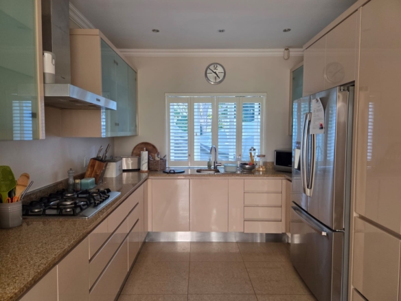 Zandile, Constantia
