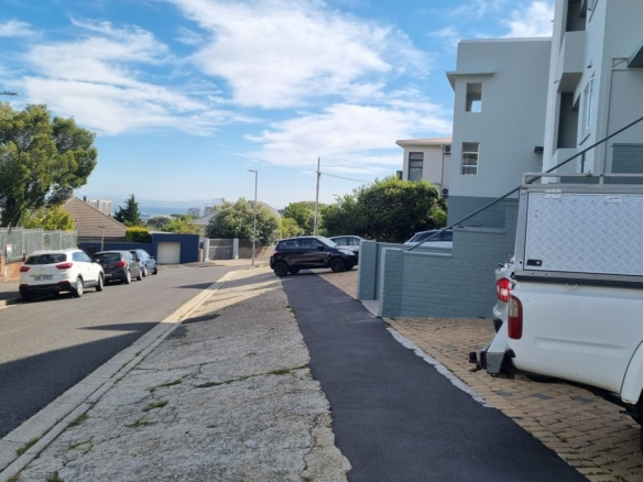 Leonette Kim, Vredehoek