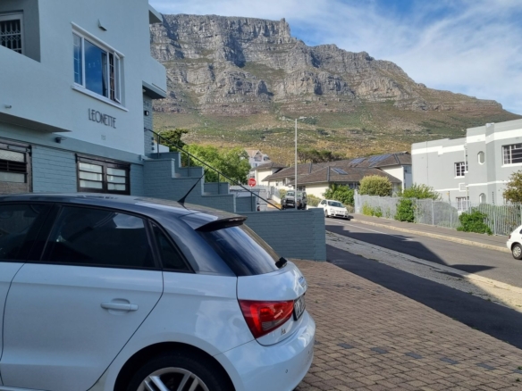 Leonette Kim, Vredehoek